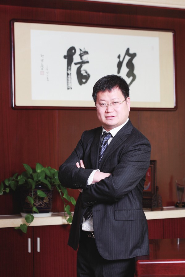9年前，鄒承慧站在江陰華士鎮(zhèn)華西村的一間荒廢車間門口，帶著13名員工，前途充滿未知。9年后，鄒承慧率領(lǐng)下的愛康資產(chǎn)已超百億，創(chuàng)造了一系列的全國乃至世界之最—太陽能鋁邊框產(chǎn)品占全球市場份額20%，居世界第一，光伏安裝支架系統(tǒng)產(chǎn)品占全國市場份額15%，居全國行業(yè)第一。光伏發(fā)電規(guī)模居全國非公有制企業(yè)發(fā)電前列。