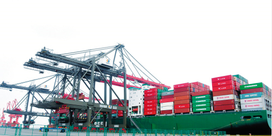 推廣電能替代 廈門建成全國(guó)首個(gè)零排放、全電動(dòng)、全自動(dòng)碼頭