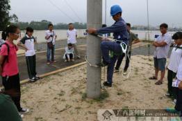 欽州供電局舉辦“學子看電網(wǎng)”活動(組圖)