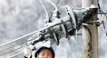 《情暖大山》四川達(dá)州供電公司員工在大山深處除冰保電。（何健 攝）