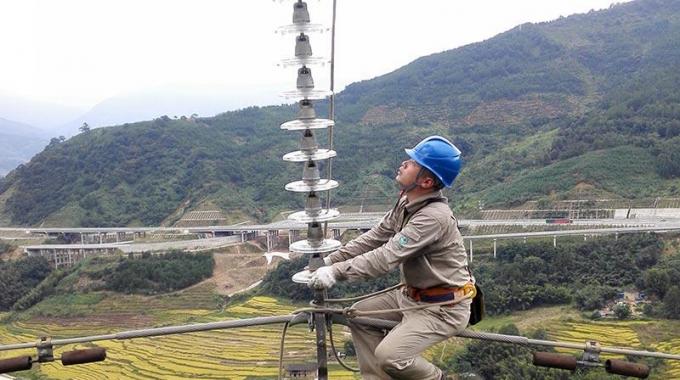 高空線路秋檢 確?？煽抗╇? /></a>
				<span>高空線路秋檢 確?？煽抗╇?/span>
			</li>
			<li>
				<a href=