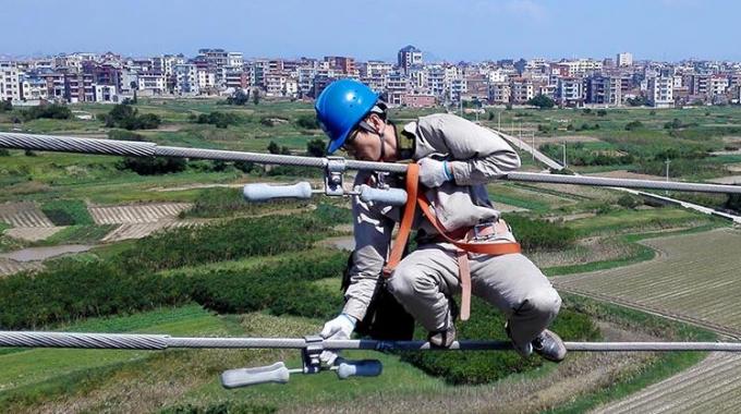 高空作業(yè)線路體檢 確?？煽抗╇? /></a>
				<span>高空作業(yè)線路體檢 確?？煽抗╇?/span>
			</li>
			<li>
				<a href=