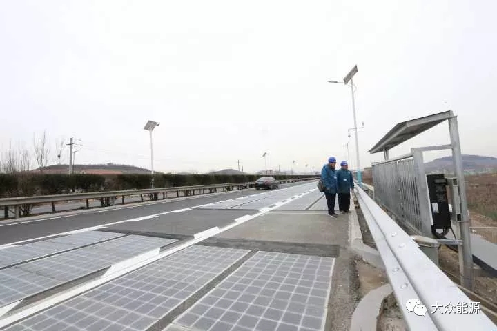漲知識(shí)！高速公路上汽車怎么邊跑邊？