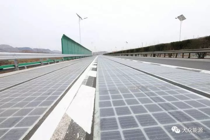 漲知識(shí)！高速公路上汽車怎么邊跑邊？