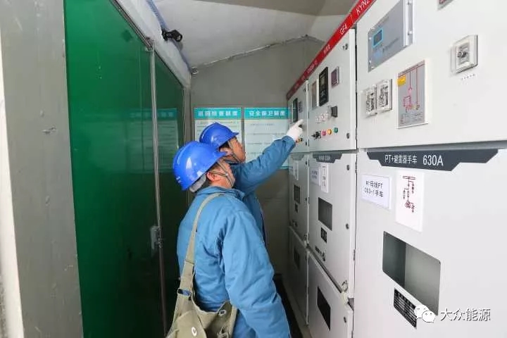 漲知識(shí)！高速公路上汽車怎么邊跑邊？