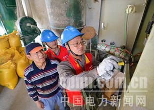中國電力新聞網(wǎng)訊 通訊員 毛強 報道 近日，湖北武漢漢南區(qū)供電公司員工主動放棄假期休息時間，來到農(nóng)村養(yǎng)殖戶家中，為其檢修飼料加工設(shè)備，服務(wù)農(nóng)村群眾增收致富。
