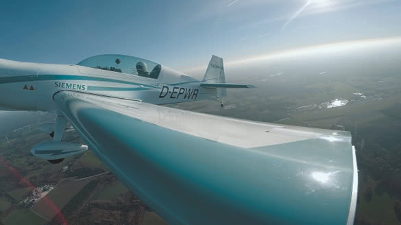 Extra 330LE電動(dòng)飛機(jī)采用西門子電機(jī)，創(chuàng)造了全新世界紀(jì)錄