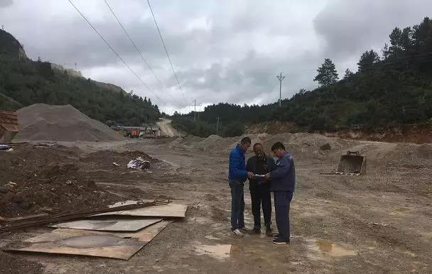 聽(tīng)說(shuō)最近輸電線路和鐵塔“火”啦！