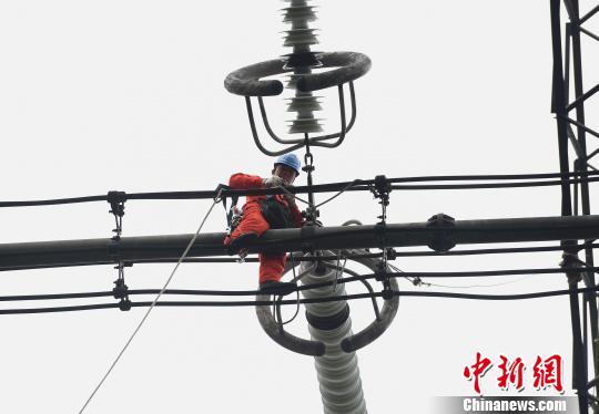圖為電力工人在70多米高空作業(yè)，為特高壓復(fù)奉線重慶段進(jìn)行八年來首次大修?！≈芤?攝