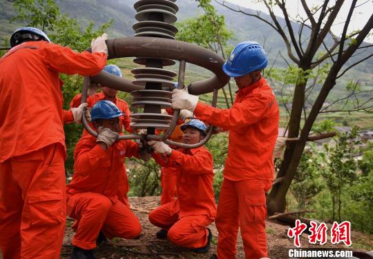 圖為電力工人首次在特高壓復(fù)奉線重慶段開展整串絕緣子串更換工作?！≈芤?攝