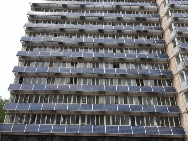 “高能”！北交大一宿舍樓外墻“爬滿”太陽能板