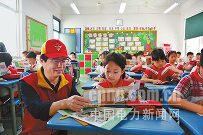 近日，浙江富陽供電公司紅船共產(chǎn)黨員服務隊走進校園，隊員們用自制的用電教具，簡單易懂地向孩子們介紹電力常識和安全用電方法，增強孩子們的自我保護意識。