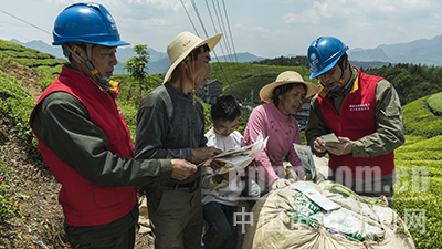 近日，湖北鶴峰供電公司走馬供電所員工開(kāi)展安全用電知識(shí)宣傳活動(dòng)，將安全用電知識(shí)送到木耳山茶葉采摘現(xiàn)場(chǎng)。