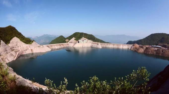 浙江仙居抽水蓄能電站（建成）  仙居抽水蓄能電站位于浙江仙居縣，極大節(jié)省了系統(tǒng)電源建設(shè)投資，據(jù)2015年水平系統(tǒng)運(yùn)行模擬計(jì)算，電站使系統(tǒng)火電綜合調(diào)峰幅度降低2.44%，節(jié)約系統(tǒng)標(biāo)準(zhǔn)煤耗15.48萬噸。