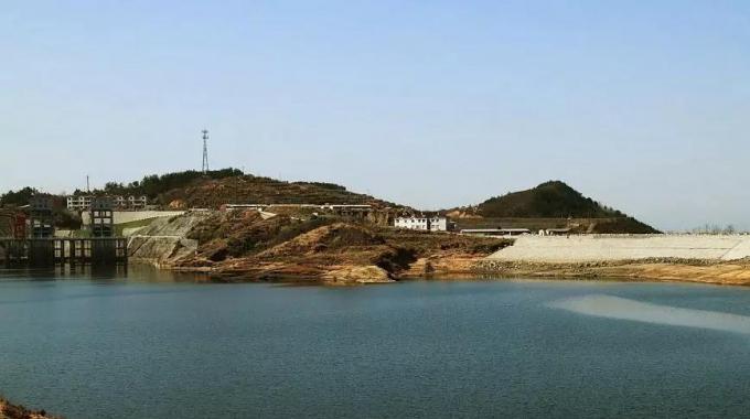 湖北白蓮河抽水蓄能電站（建成）  湖北白蓮河抽水蓄能電站位于黃岡市羅田縣，它擔(dān)負(fù)著調(diào)峰、填谷、調(diào)頻、調(diào)相和事故備用等任務(wù)，對湖北乃至華中電網(wǎng)安全、經(jīng)濟(jì)、穩(wěn)定有巨大作用。