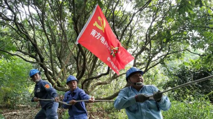      9月17日，該局組織搶修人員544人次、車輛154臺(tái)次，成立了9支黨員突擊隊(duì)、8支青年突擊隊(duì)投入到搶修復(fù)電戰(zhàn)役中。