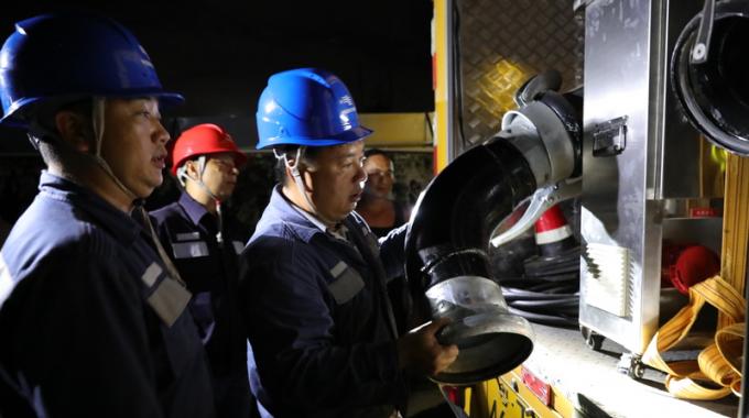 電力應(yīng)急排澇車兼具發(fā)電和排澇的功能，不需依賴外接電源，在應(yīng)急搶修過(guò)程中使用十分方便。只要將一端的水管插入積水，另一端接入河道，啟動(dòng)電機(jī)便可迅速排水。這臺(tái)大功率排澇車的特點(diǎn)是吸力大、吸程高，最大吸水深度可達(dá)20左右，每分鐘的抽水量大1000升，若水深在10米以內(nèi)，每分鐘的吸水量可到1800升至2000升。
