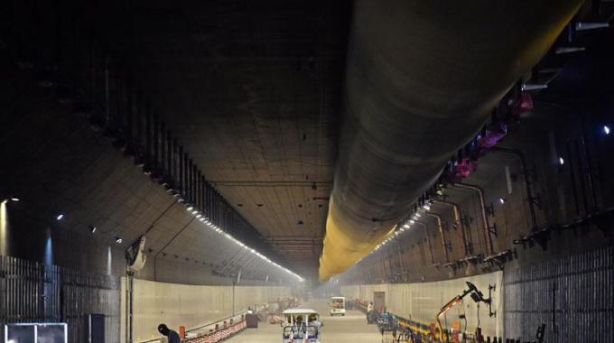  廣東電網(wǎng)公司承擔(dān)著對(duì)人工島及港珠澳大橋本體工程的供電任務(wù)，同時(shí)為粵港澳三地的綜合運(yùn)輸體系和高速路網(wǎng)提供電力保證。早在港珠澳大橋于2009年12月15日正式動(dòng)工以來，廣東電網(wǎng)公司珠海供電局便成立了港珠澳大橋供電專項(xiàng)服務(wù)小組，9年間一直跟隨建設(shè)進(jìn)度及時(shí)滿足各項(xiàng)用電需求。