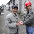 這位大爺順手一個小動作，供電公司獎勵他500元！